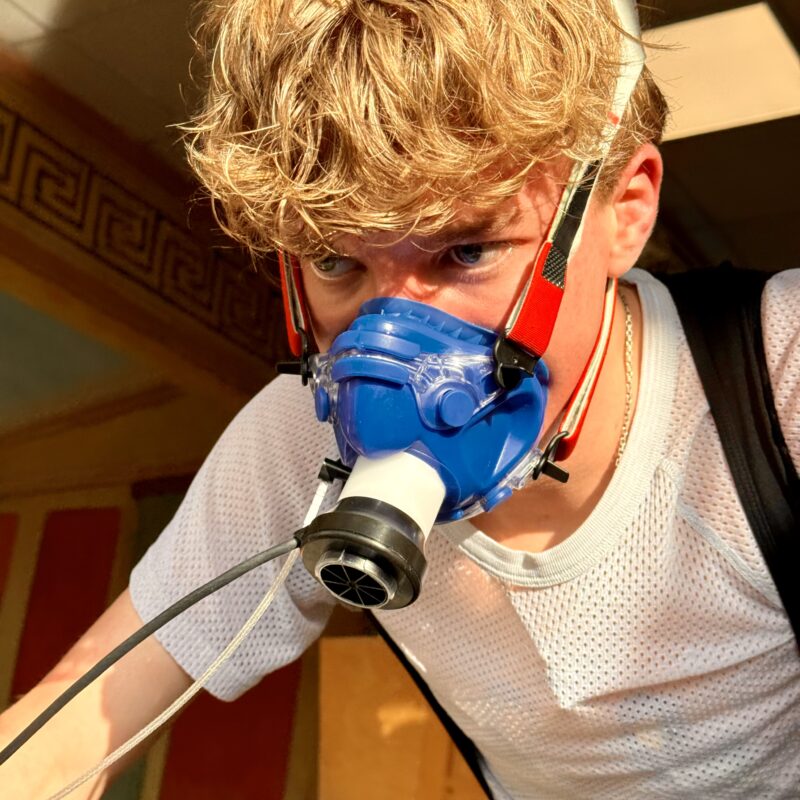 Paul Schrecker in der Schlussphase des Leistungstests unter maximaler Belastung mit Atemmaske