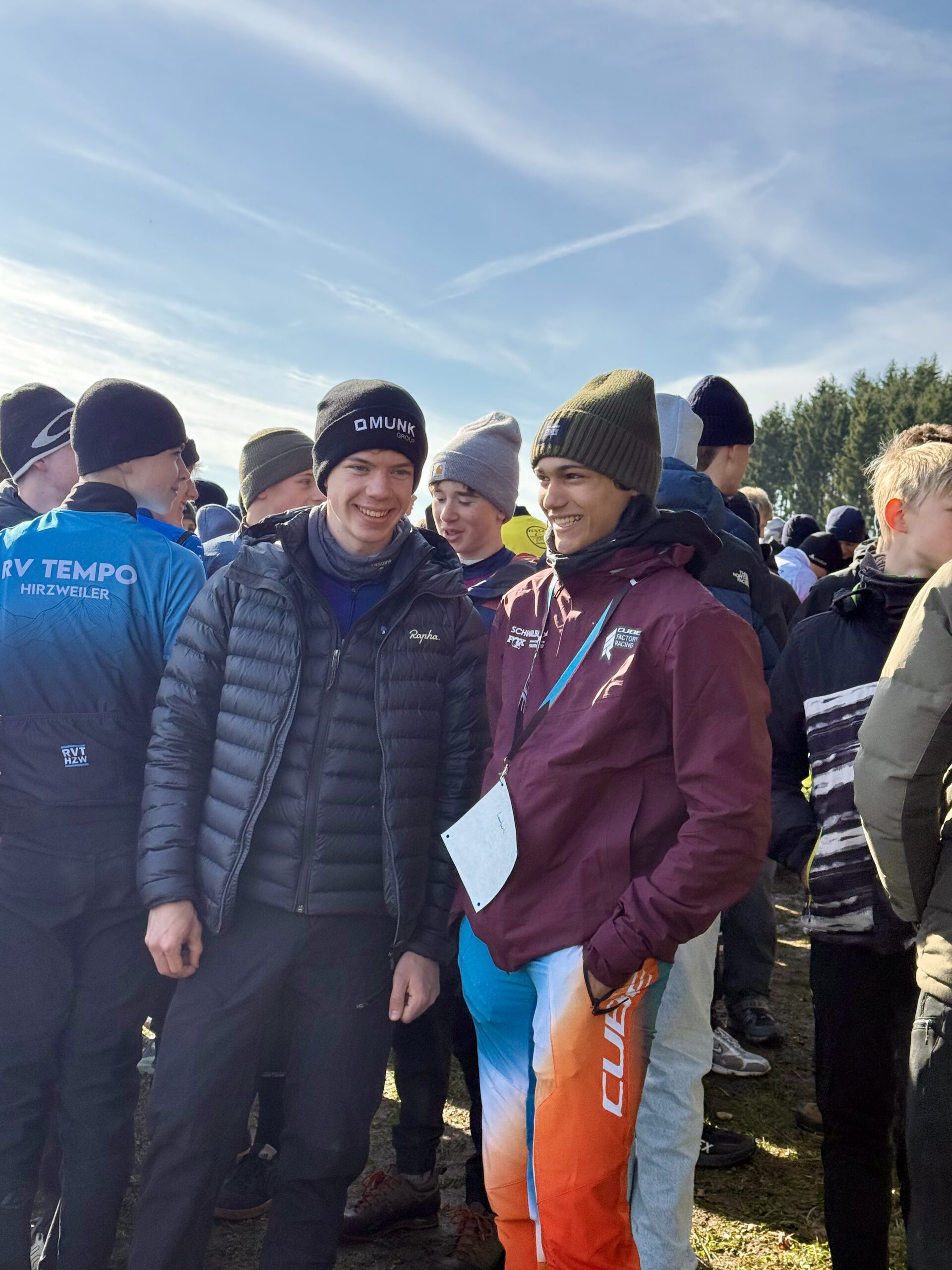 Paul Schrecker beim Trackwalk vor dem Slalomrennen in Obergessertshausen mit Lambert Sigl