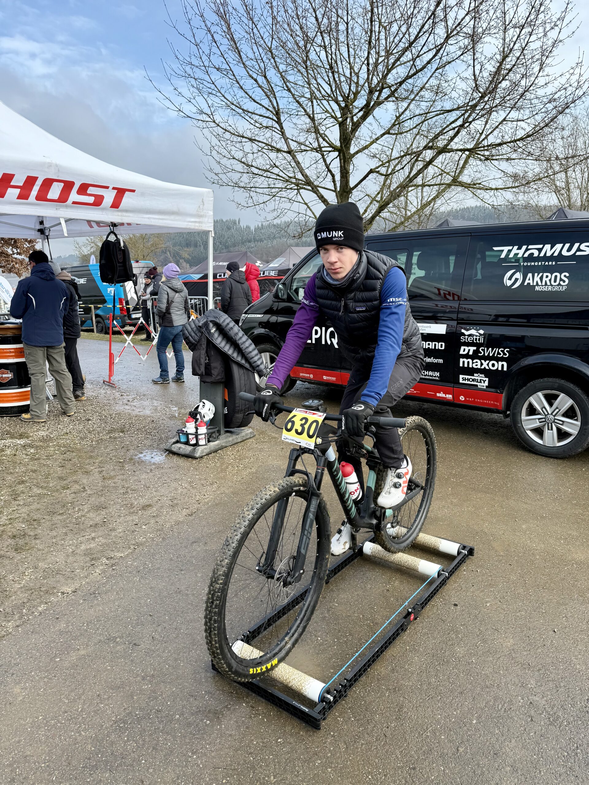 Paul Schrecker beim Warm-up vor dem XCO-Rennen bei Regen und Matsch in Obergessertshausen