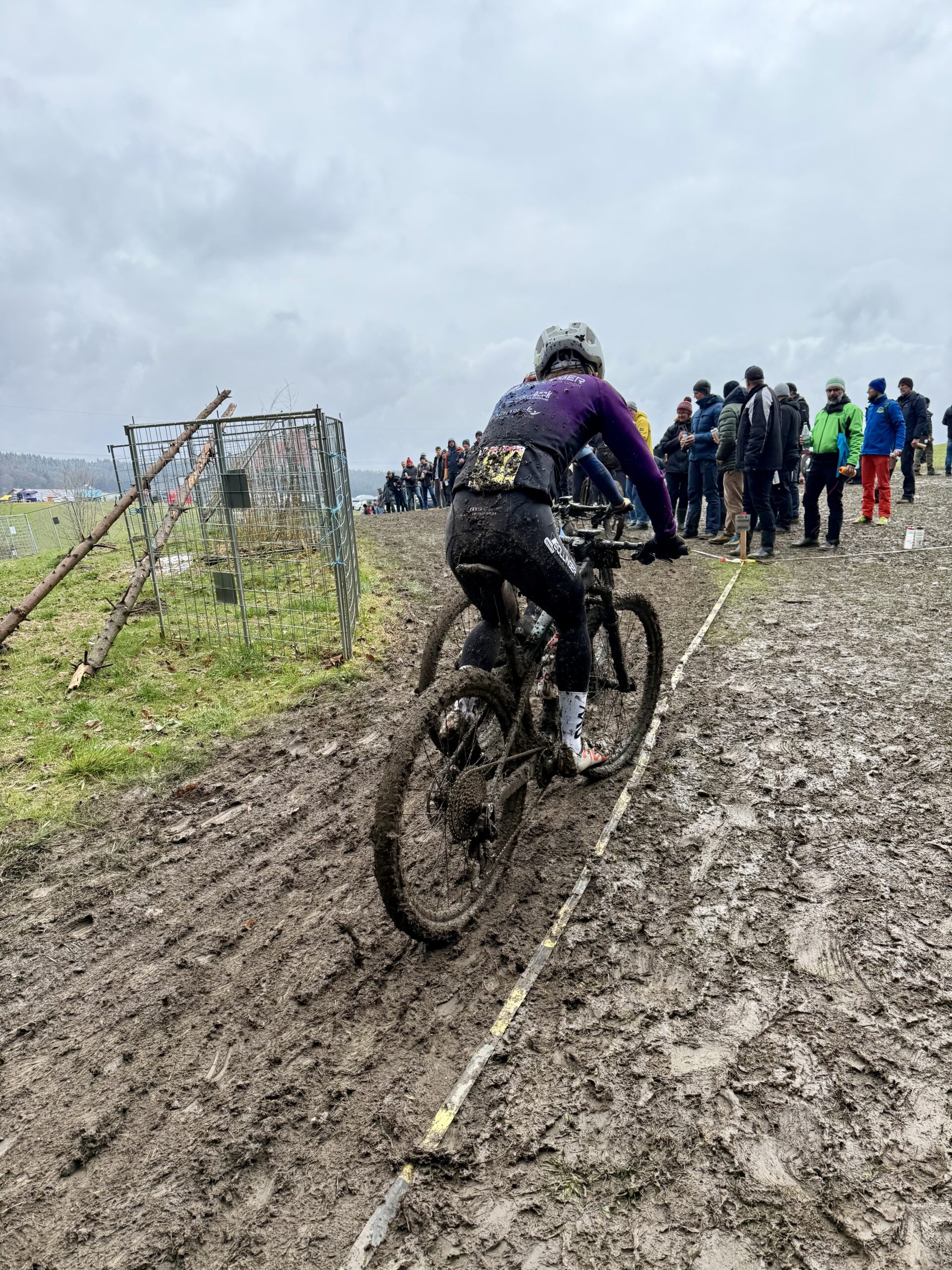 Paul Schrecker im matschigen Rennverlauf des XCO-Rennens in Obergessertshausen