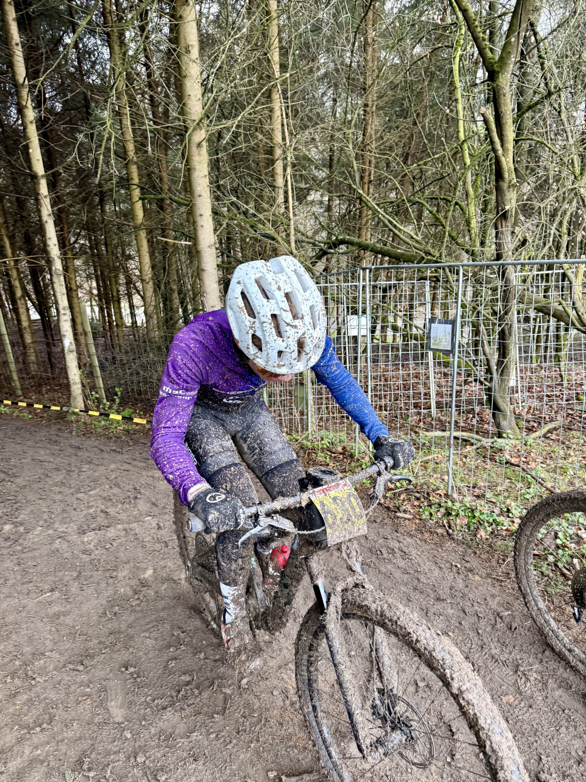 Paul Schrecker mit voller Power am Anstieg aus dem Wald in Obergessertshausen
